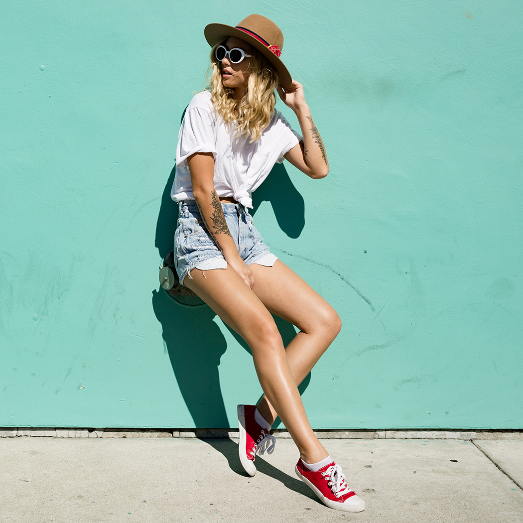 Jakie szorty damskie nosimy latem 2021? Zobacz najmodniejsze stylizacje z krótkimi spodenkami!